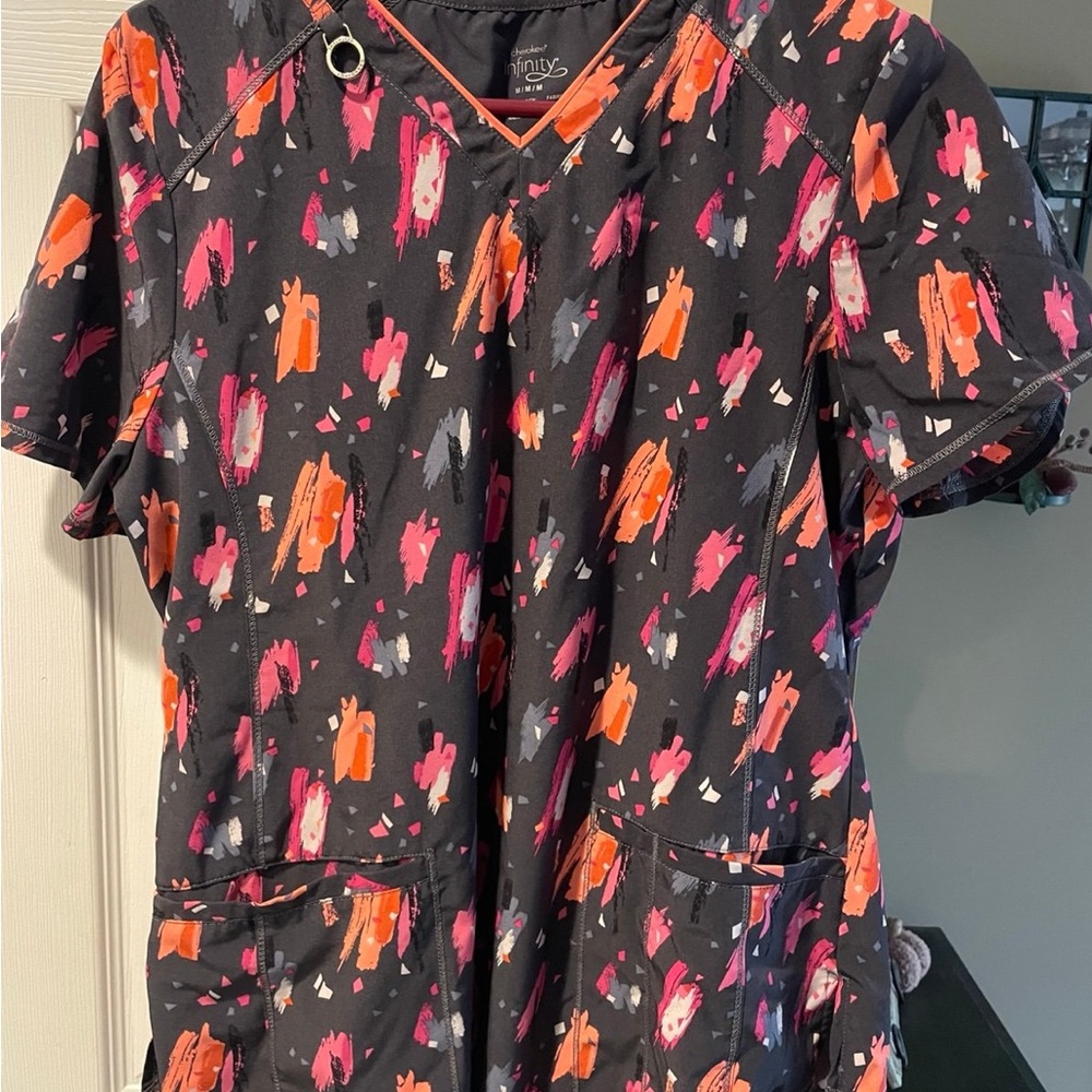 Medium scrub shirt lot - Picture 8 of 8